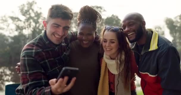 Berkemah Bahagia Dan Teman Teman Memeriksa Selfie Alam Pada Hari — Stok Video