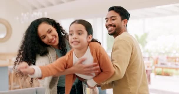 Gelukkig Gezin Ouders Swingend Kind Thuis Met Energie Geluk Liefde — Stockvideo