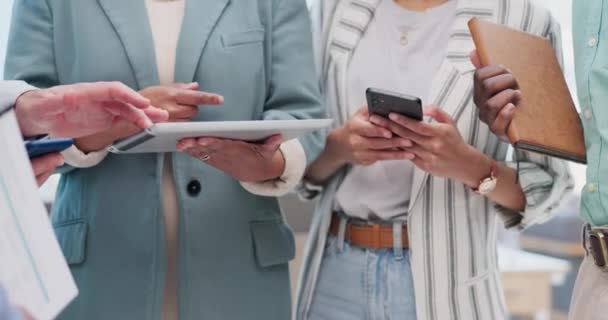 Ruce Tablet Skupina Spolupráce Podnikatelů Pracují Setkání Zprávu Výsledky Nebo — Stock video