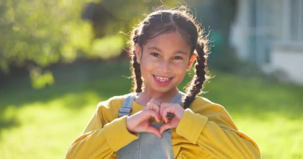 女孩的脸 孩子和心脏的手都在户外花园 后院的家和签名的乐趣 和平与关怀 哥伦比亚夏天的肖像 快乐的女孩和爱 支持和感情的手势 — 图库视频影像