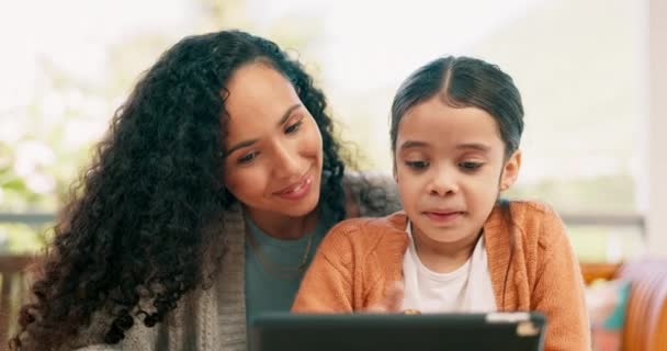 用于家庭教育 在线发展和教学支持或帮助的表格 学习和母亲 儿童或女童 快乐的跨种族家庭 妈妈和孩子在数字技术促进电子学习的网站上 — 图库视频影像