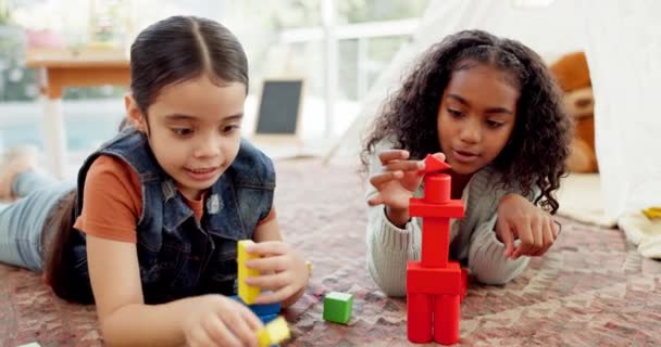 Dívka Vzdělávací Hračky Hraní Spolu Sestry Doma Zábavou Stavební Kameny — Stock video