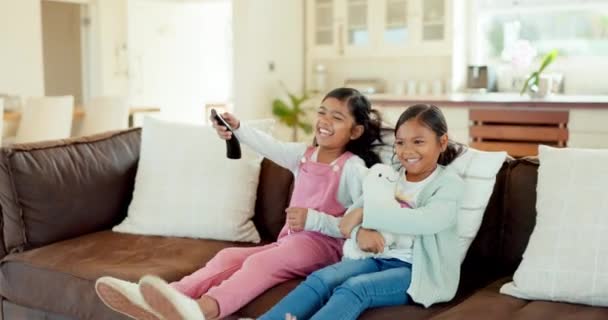 Szczęśliwy Dzieci Kanapie Pilotem Łączenia Jakości Czasu Relaksu Salonie Rodzina — Wideo stockowe