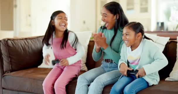 孩子们玩电子游戏 赢得比赛 或者女孩在客厅 沙发或沙发上玩滑雪板 与女孩和孩子的母亲一起庆祝在电子竞技中的胜利 — 图库视频影像