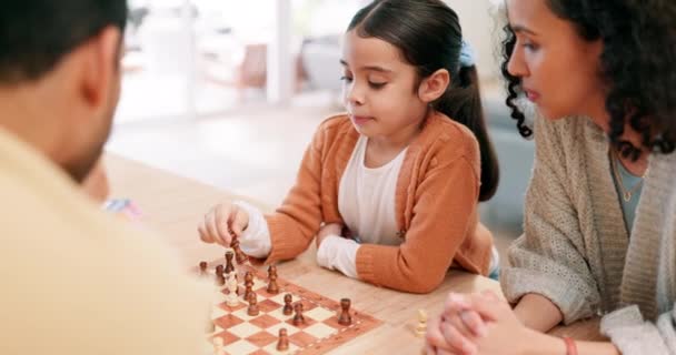 Kind Mutter Und Familie Spielen Hause Schach Während Sie Brettspiele — Stockvideo