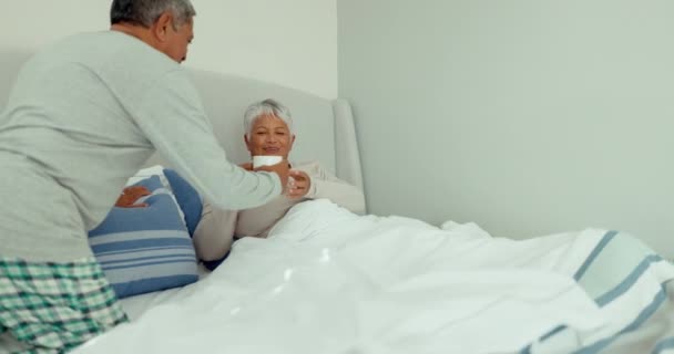 上了年纪的夫妇 在家里的卧室里为早上的例行公事而喝咖啡 放松一下 热爱一下 快乐的老男人 为退休的女人端茶杯饮料 以表友谊 — 图库视频影像