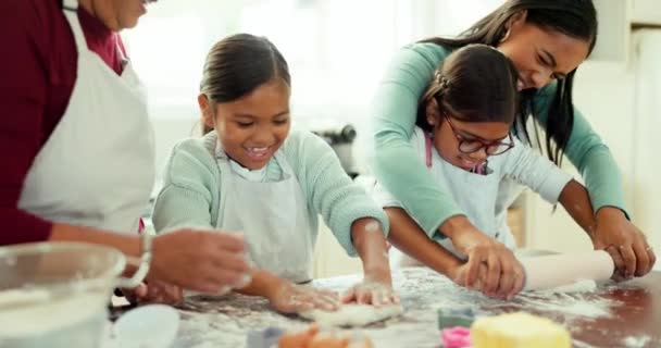 世代やベーキングのためのキッチンで大きな家族と料理 幸せとサポート クッキー シェフのための家で子供や母親と一緒に食べ物 — ストック動画