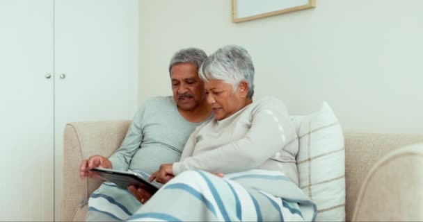 Praten Senior Paar Ontspannen Tablet Bank Met Huiskamer Deken Voor — Stockvideo