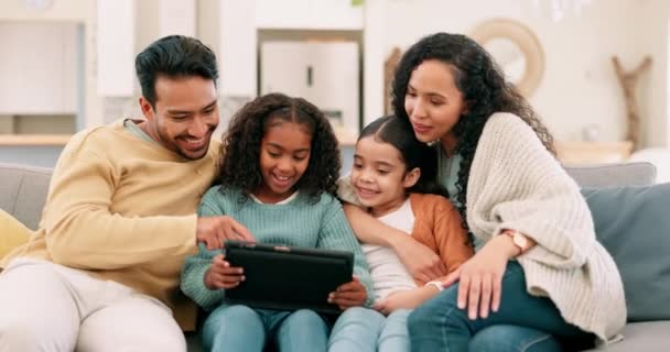 父母和客厅里有平板电脑的儿童可供教育 学习或游戏之用 多种族男子 妇女和女童在家里与技术和互联网一起进行流动和发展 — 图库视频影像