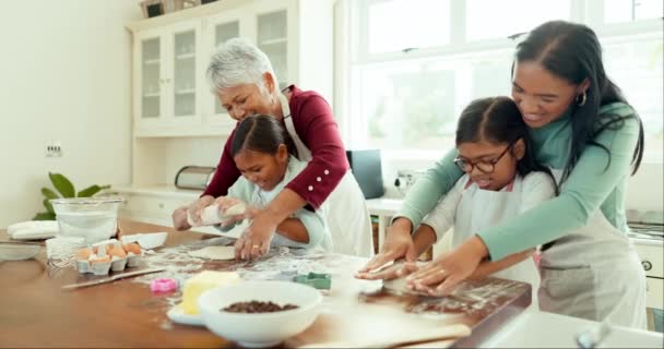 幸せのおばあちゃん お母さんと女の子 品質の時間と家で学ぶ 幸せなおばあちゃんや食品と女性の子供たち ベーキングと品質の時間と家族と健康 — ストック動画