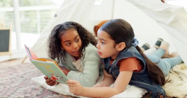 Κορίτσι Αφήγηση Και Ανάγνωση Βιβλίου Μαζί Αδελφές Στο Σπίτι Δεσμούς — Αρχείο Βίντεο
