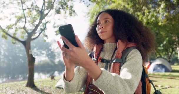 Telefon Natura Kobieta Kemping Plecak Wyszukiwanie Lokalizacji Połączenie Internetem Lub — Wideo stockowe