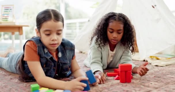 Menina Educação Brincando Juntos Construindo Blocos Irmãs Casa Com Diversão — Vídeo de Stock