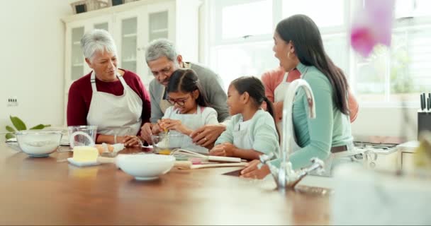 一家人在一起 孩子们学习做饭 烘焙蛋糕 或者和祖父母 爸爸妈妈一起在厨房里共度美好时光 为女孩鼓掌或与家里的食物或快乐的人结伴 — 图库视频影像