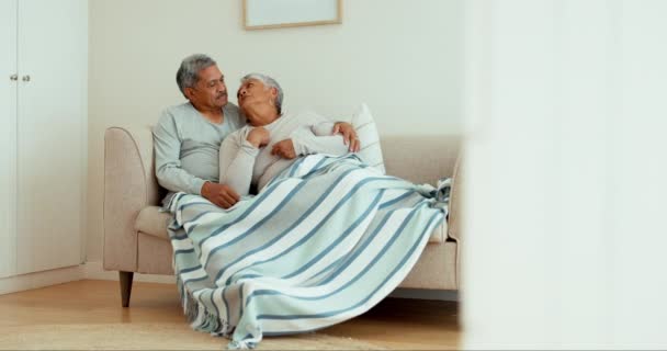 Seniorenpaar Lachend Und Plaudernd Auf Dem Sofa Mit Der Heimischen — Stockvideo