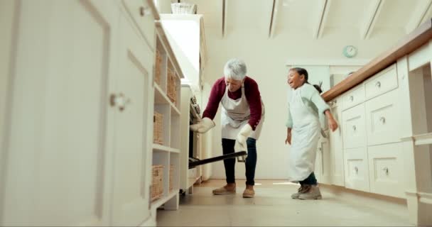 Fille Apprentissage Cuisine Avec Grand Mère Four Dans Cuisine Maison — Video