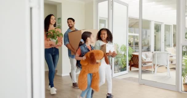 快乐的家庭 搬进新居 为房地产 抵押贷款或搬迁公寓 母亲和儿童走进住宅寻求投资 翻新或财产所有者 — 图库视频影像