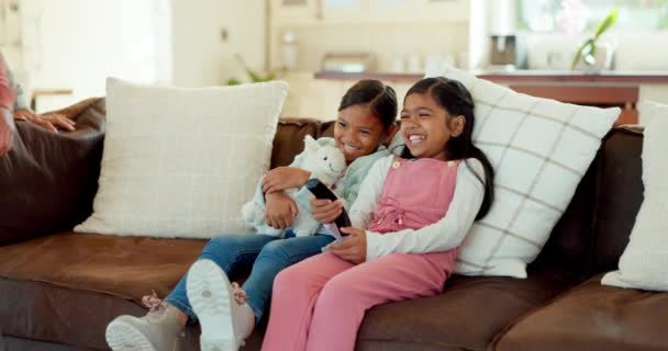 Famiglia Bambini Sul Divano Con Genitori Legame Tempo Qualità Relax — Video Stock