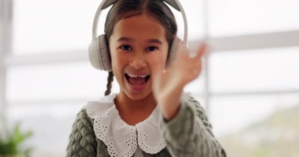 Dziewczyna Dziecko Fala Wideo Wezwanie Klasy Online Uśmiech Lub Twarz — Wideo stockowe