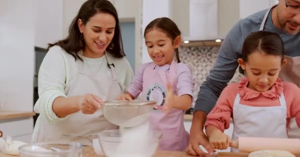 キッチン 小麦粉 幸せな家族の子供たちは デザート 食べ物を焼いたり ブラジルの両親の助けを借りてレシピの食材を準備します 教える シェフと家庭の父 母親と子供は料理のスキルを学ぶ — ストック動画