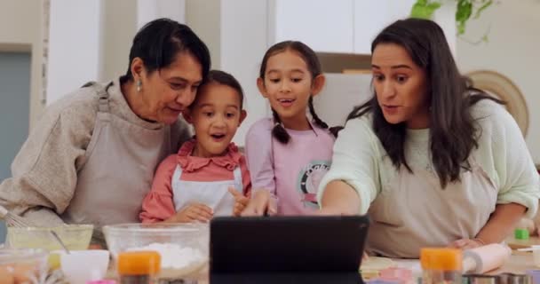 Domácí Kuchyně Tablet Šťastná Rodina Pečení Streaming Tutorial Nebo Sledovat — Stock video