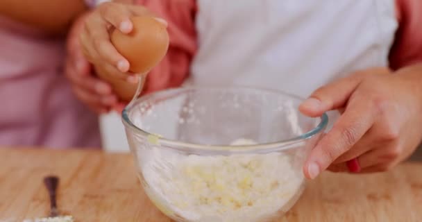 鸡蛋和孩子们的手在父母的帮助下烘焙甜点 食物或准备配方配料 儿童发展 特写碗和幼儿在家学习烹调技巧 — 图库视频影像