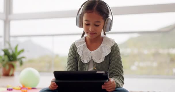 家庭の子供 ヘッドフォン タブレット そしてモチベーション 創造性 教育のために音楽を聴く オーディオテクノロジーとストリーミングビデオを学ぶためのビデオ 家族の家で勉強やオンラインコース — ストック動画