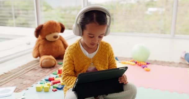 Elearning Gyermek Fülhallgatóval Tabletta Apartman Óvoda Online Osztály Videó Oktatás — Stock videók