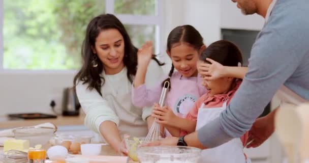 家庭のキッチンカウンターで両親と一緒に焼く学習 子供たちは スキルとしてデザートを準備します クッキング 母親と父親は クッキーのレシピや食べ物で子供たちを助ける — ストック動画