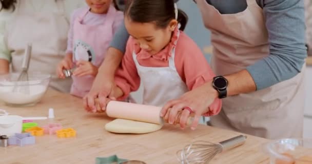 家庭のキッチンカウンターで両親と一緒に焼く学習 子供たちは スキルとしてデザートを準備します 父親は クッキーのレシピや食べ物を子供たちに教えるか 助ける — ストック動画