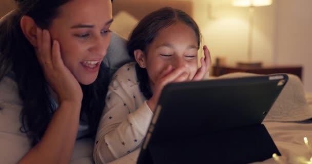 Tablet Moeder Kind Bed Voor Film Nachts Verhalen Vertellen Streaming — Stockvideo