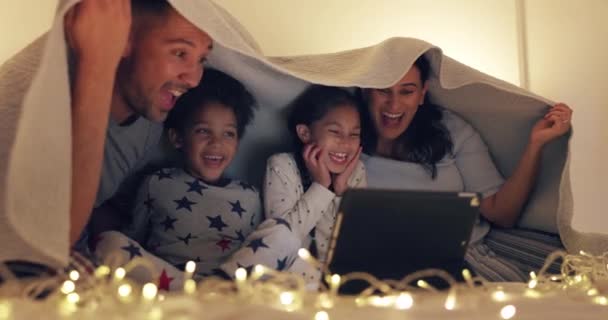 Laptop Parents Kids Bed Movie Night Streaming Television Show Smile — Stockvideo