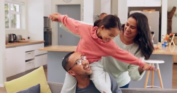 Mutlu Aile Uçak Bağ Hafta Sonları Kanepede Birlikte Oynaşmak Eğlenmek — Stok video