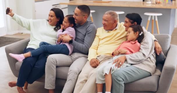 미디어 재미있는 메모리와 소파에 셀카를위한 조부모와 아이들 이모티콘 어머니와 아버지 — 비디오