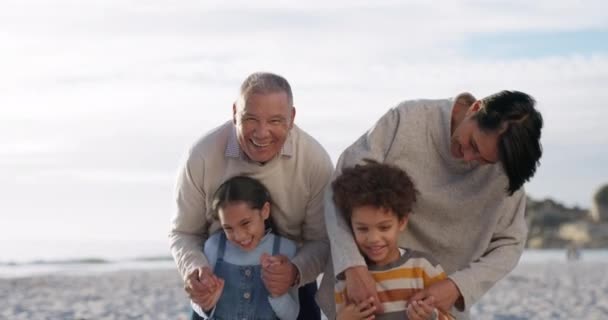 Παππού Παιδιά Και Ευτυχισμένη Οικογένεια Στην Παραλία Για Διασκέδαση Διακοπές — Αρχείο Βίντεο