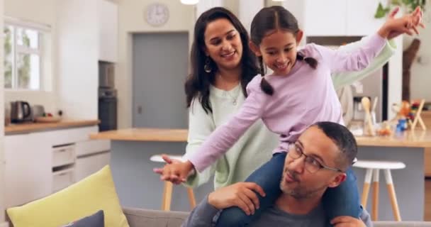 Vliegtuig Liefde Familie Een Bank Spelen Binden Ontspannen Hun Huis — Stockvideo