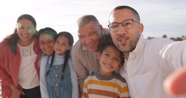 Familia Cara Selfie Feliz Verano Con Unión Vacaciones Con Cielo — Vídeo de stock