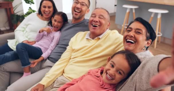 Familie Sofa Selfie Und Kinder Mit Den Großeltern Den Sozialen — Stockvideo