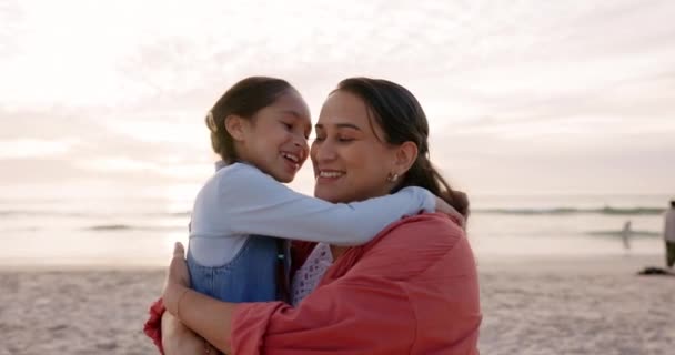 Anne Çocuk Sahilde Aile Tatilinde Tatilde Gün Batımında Macerada Kucaklaşmak — Stok video