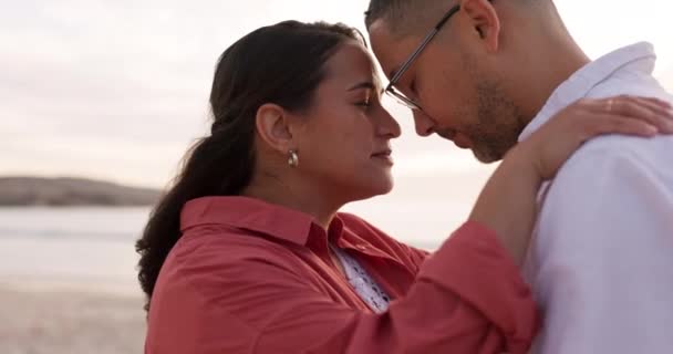 Láska Objetí Západ Slunce Párem Pláži Pro Romantiku Dovolenou Relaxaci — Stock video