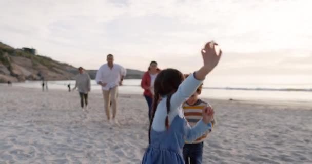与父母和孩子一起跑步 享受自由和户外旅行的乐趣 与孩子 妈妈和爸爸一起 带着微笑在海边度假的假期 日落和海上探险 — 图库视频影像