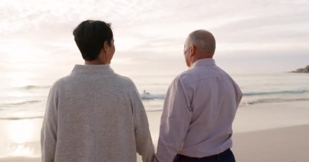 Senior Couple Beach Talking Outdoor Sunset Love Care Quality Time — Stock videók