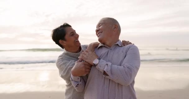 Hug Beach Senior Couple Love Sunset Happiness Retirement Quality Time — วีดีโอสต็อก