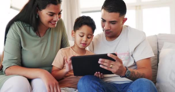 Tablet Family Happy Sofa Home Living Room Bonding Together Streaming — Vídeo de stock
