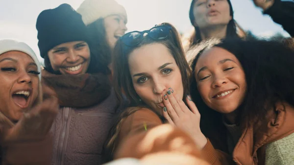 Selfie Gruppo Amici Felici Avventura Campeggio Abbracciando Insieme Con Diversità — Foto Stock