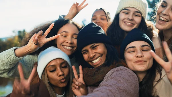 Группа Женщины Знак Мира Селфи Природе Разнообразием Любовью Эмодзи Размещения — стоковое фото