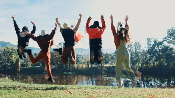 Amigos Saltar Acampar São Felizes Aventura Com Água Para Divertir — Fotografia de Stock