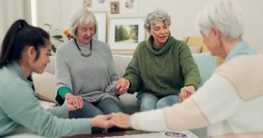 Kıdemli grup, evde el ele tutuşup huzur evinde destek, güven ve birlik için dua ediyor. Olgun kadınlar takım aktivitesinde birbirine dokunuyor, paylaşıyor ya da birlikte emeklilik umudu için dua ediyorlar..