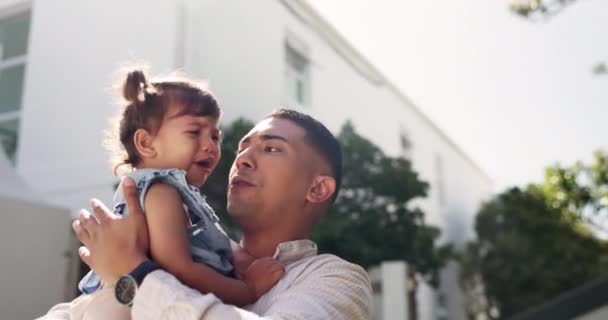 Κλάμα Παιδί Κορίτσι Τον Μπαμπά Υποστηρίξει Την Αγάπη Φροντίδα Στο — Αρχείο Βίντεο