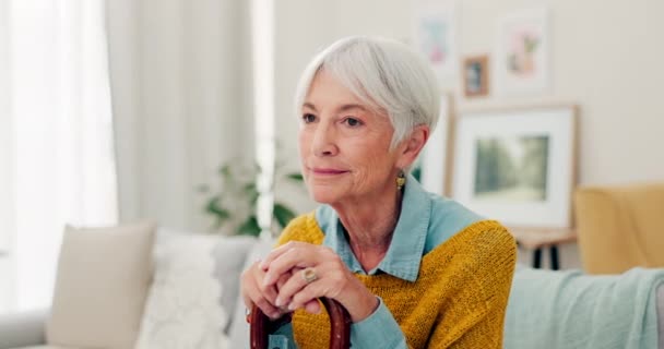 ケーキと家庭のリビングルームでの思い出を持つカウチ シニアの女性は 引退時にリラックスします ラウンジ ウォーキングスティック 高齢者 年金受給者 家や看護施設での希望 — ストック動画